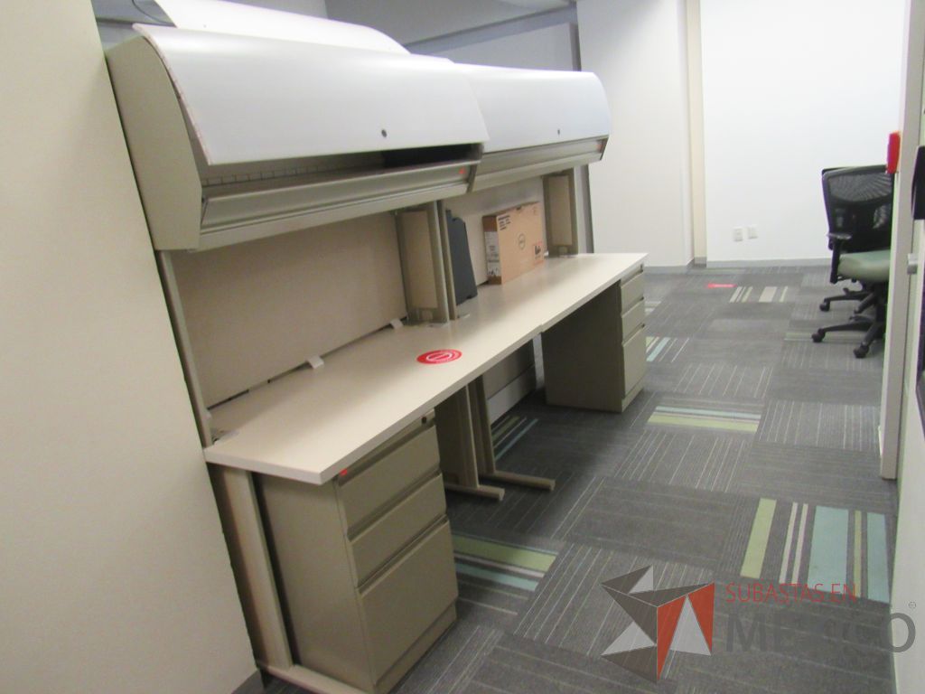 Lote 088 - Estación de trabajo de mampara alta color beige para 2 personas con 2 gavetas y 2 archiveros de pedestal de 3 cajones - Imagen 4