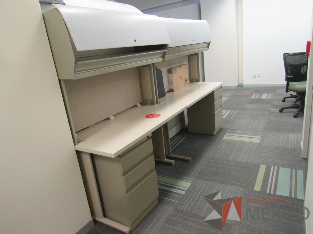 Lote 088 - Estación de trabajo de mampara alta color beige para 2 personas con 2 gavetas y 2 archiveros de pedestal de 3 cajones - Imagen 5