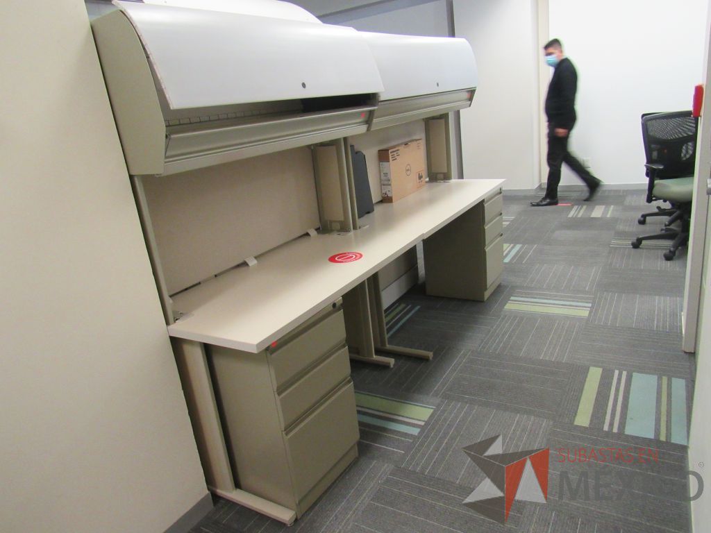 Lote 088 - Estación de trabajo de mampara alta color beige para 2 personas con 2 gavetas y 2 archiveros de pedestal de 3 cajones - Imagen 6