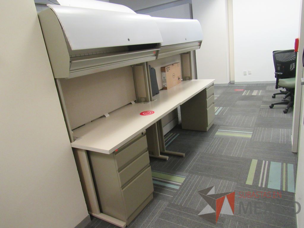 Lote 088 - Estación de trabajo de mampara alta color beige para 2 personas con 2 gavetas y 2 archiveros de pedestal de 3 cajones - Imagen 7