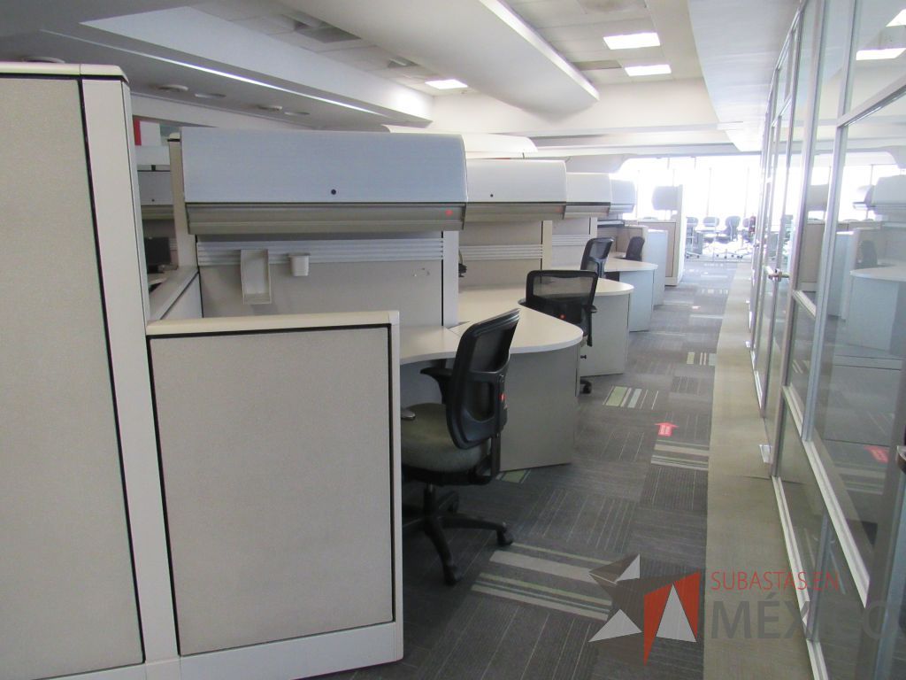 Lote 100 - Estación de trabajo de mampara alta color beige para 9 personas con 9 gavetas y 9 archiveros de pedestal de 3 cajones - Imagen 13