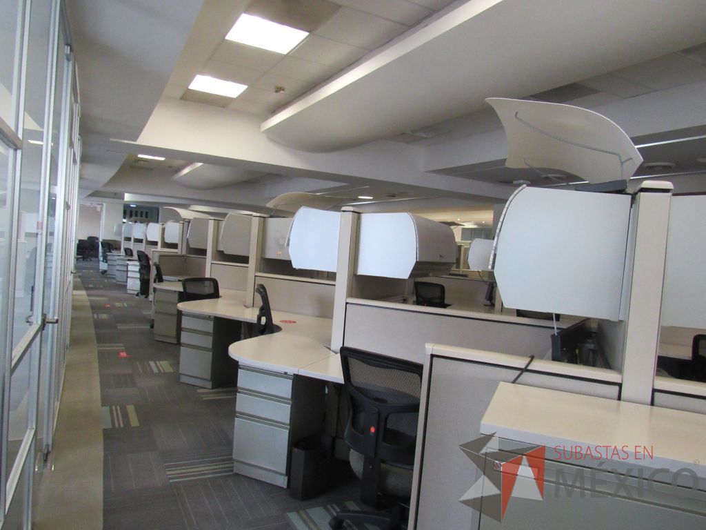 Lote 100 - Estación de trabajo de mampara alta color beige para 9 personas con 9 gavetas y 9 archiveros de pedestal de 3 cajones - Imagen 14