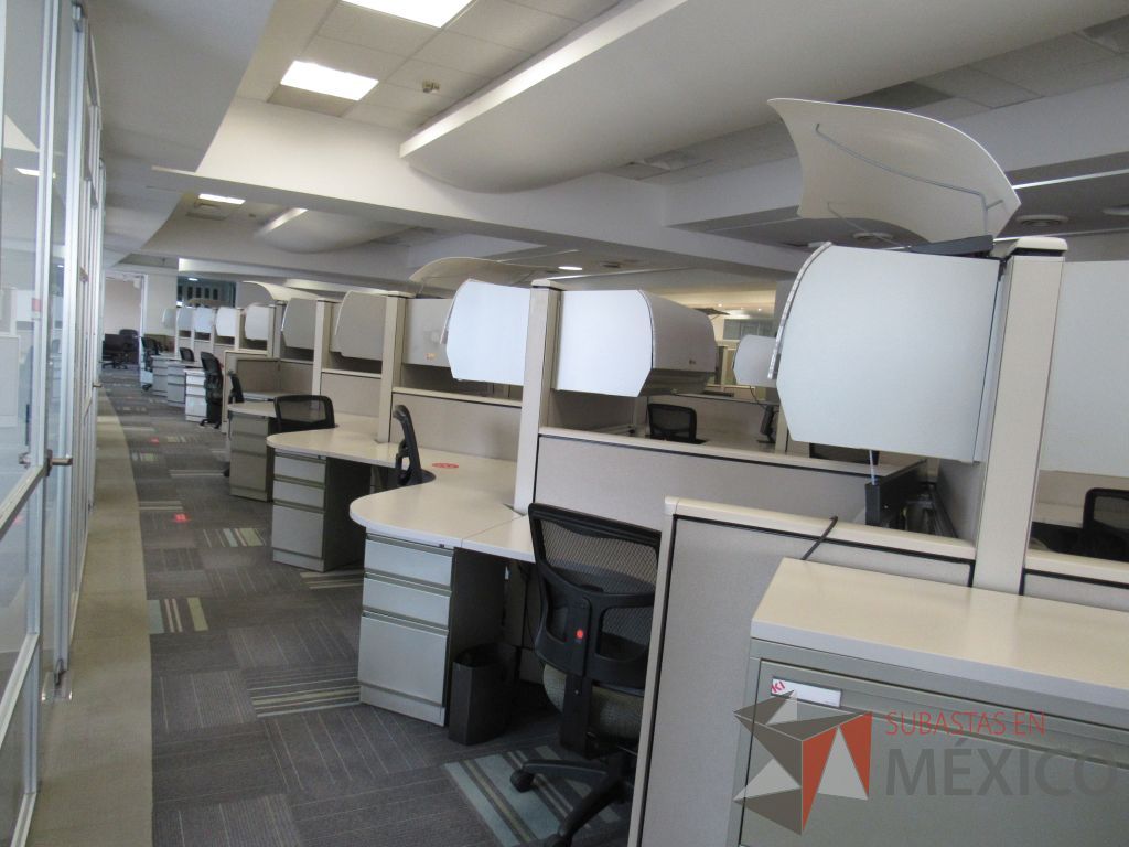 Lote 100 - Estación de trabajo de mampara alta color beige para 9 personas con 9 gavetas y 9 archiveros de pedestal de 3 cajones - Imagen 15