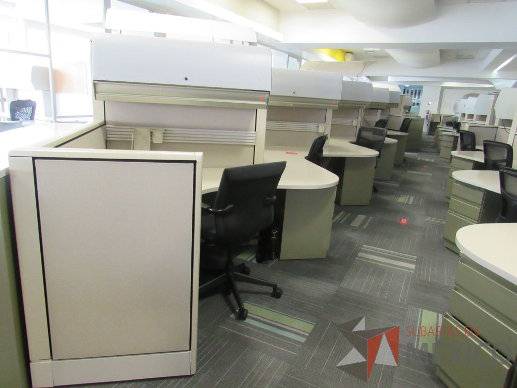 Lote 100 - Estación de trabajo de mampara alta color beige para 9 personas con 9 gavetas y 9 archiveros de pedestal de 3 cajones - Imagen 16