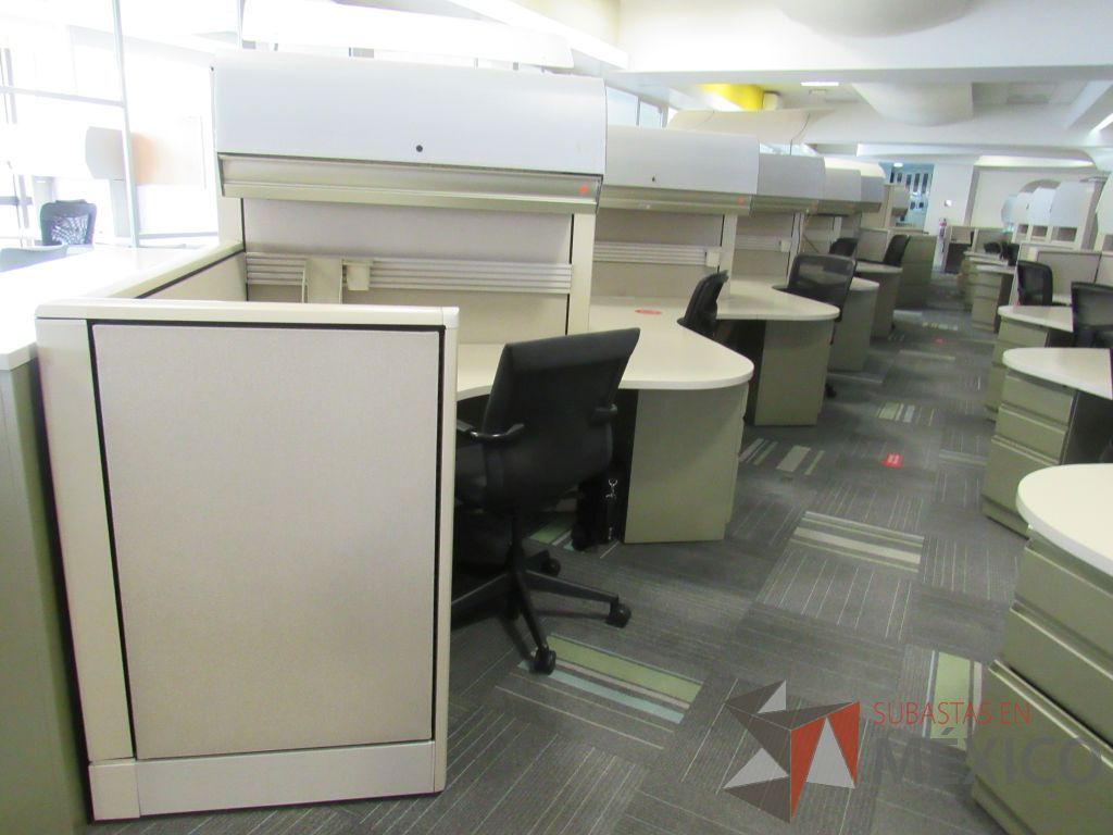 Lote 100 - Estación de trabajo de mampara alta color beige para 9 personas con 9 gavetas y 9 archiveros de pedestal de 3 cajones - Imagen 17