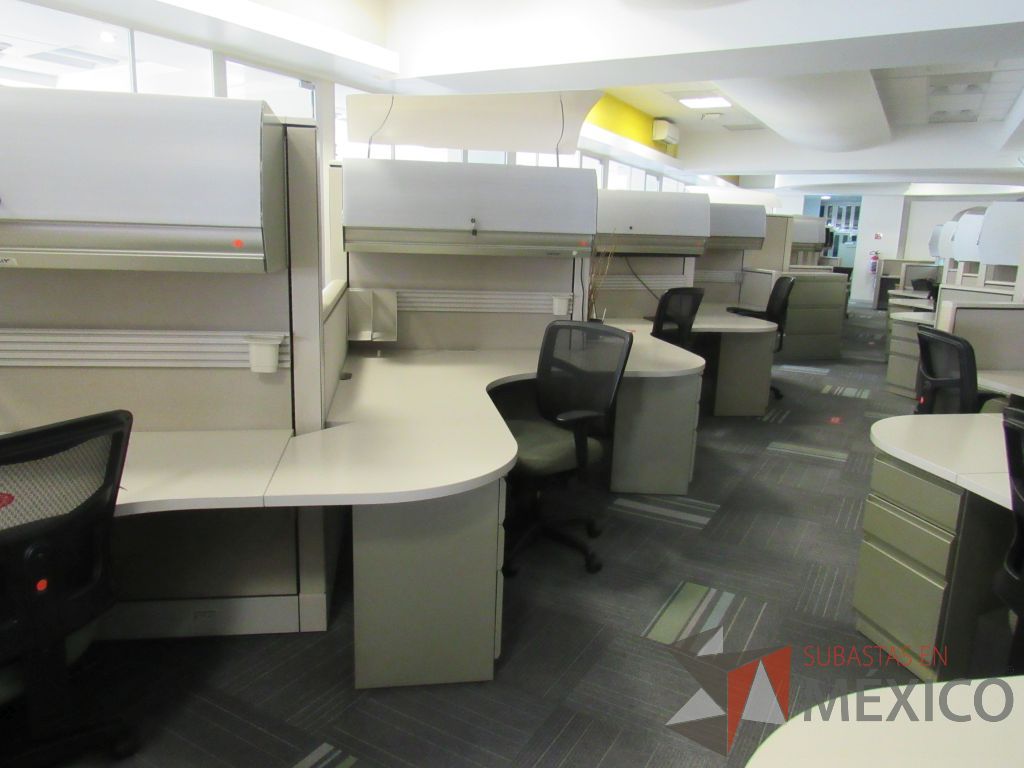 Lote 100 - Estación de trabajo de mampara alta color beige para 9 personas con 9 gavetas y 9 archiveros de pedestal de 3 cajones - Imagen 18