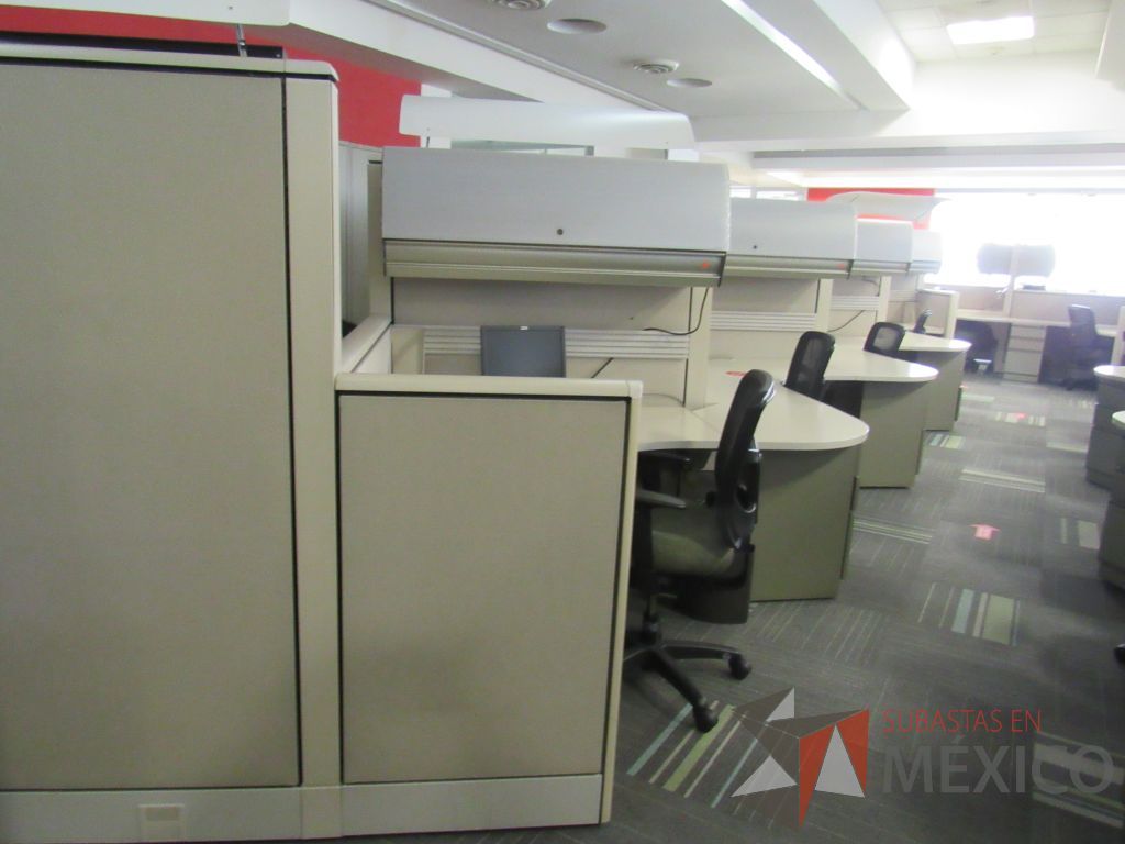 Lote 092 - Estación de trabajo de mampara alta color beige para 9 personas con 9 gavetas y 9 archiveros de pedestal de 3 cajones - Imagen 2