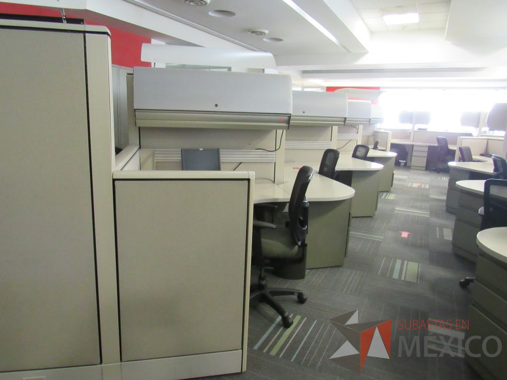 Lote 092 - Estación de trabajo de mampara alta color beige para 9 personas con 9 gavetas y 9 archiveros de pedestal de 3 cajones - Imagen 3