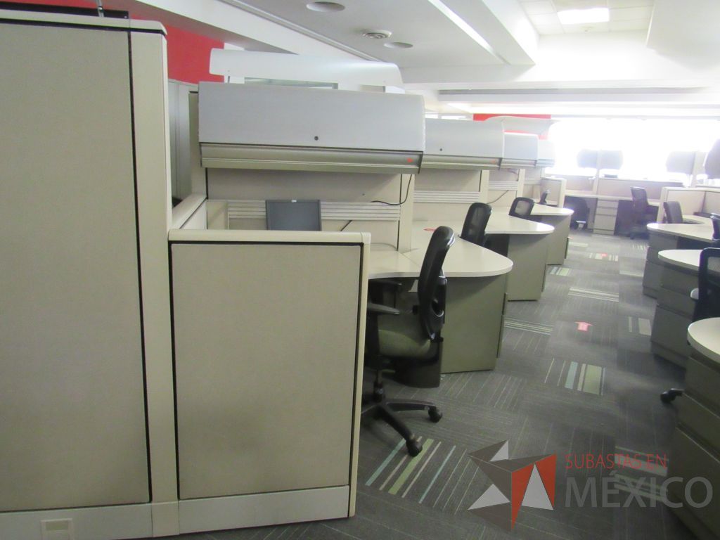 Lote 092 - Estación de trabajo de mampara alta color beige para 9 personas con 9 gavetas y 9 archiveros de pedestal de 3 cajones - Imagen 4