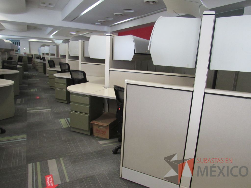 Lote 092 - Estación de trabajo de mampara alta color beige para 9 personas con 9 gavetas y 9 archiveros de pedestal de 3 cajones - Imagen 5