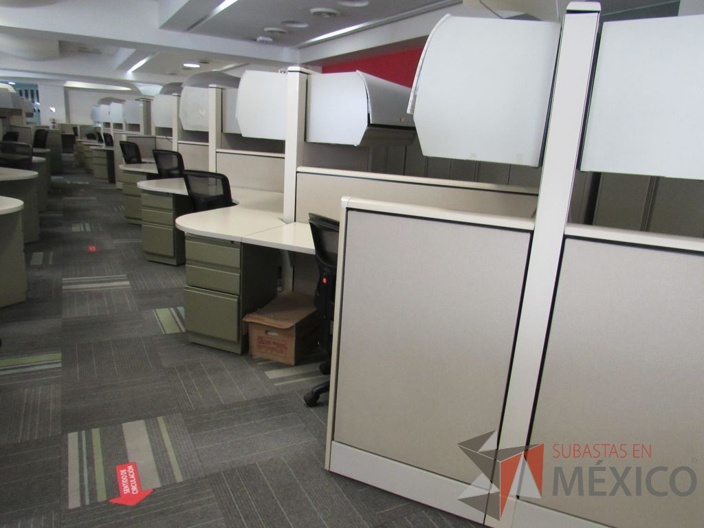 Lote 092 - Estación de trabajo de mampara alta color beige para 9 personas con 9 gavetas y 9 archiveros de pedestal de 3 cajones - Imagen 6
