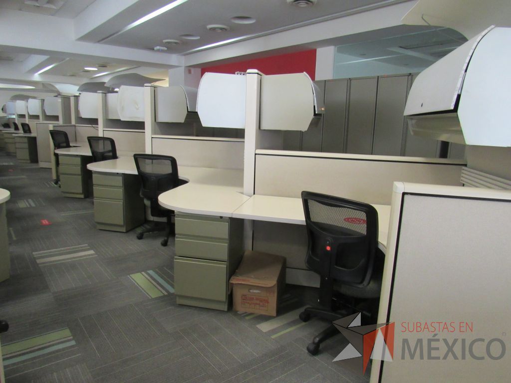 Lote 092 - Estación de trabajo de mampara alta color beige para 9 personas con 9 gavetas y 9 archiveros de pedestal de 3 cajones
