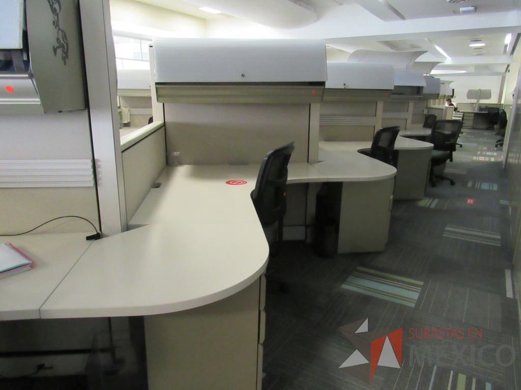 Lote 092 - Estación de trabajo de mampara alta color beige para 9 personas con 9 gavetas y 9 archiveros de pedestal de 3 cajones - Imagen 9