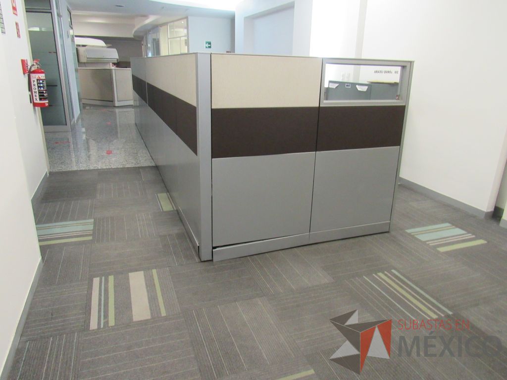 Lote 097 - Estación de trabajo de mampara metálica color beige para 4 personas con 4 gabinetes metálicos altos de 3 cajones 1 puerta - Imagen 2