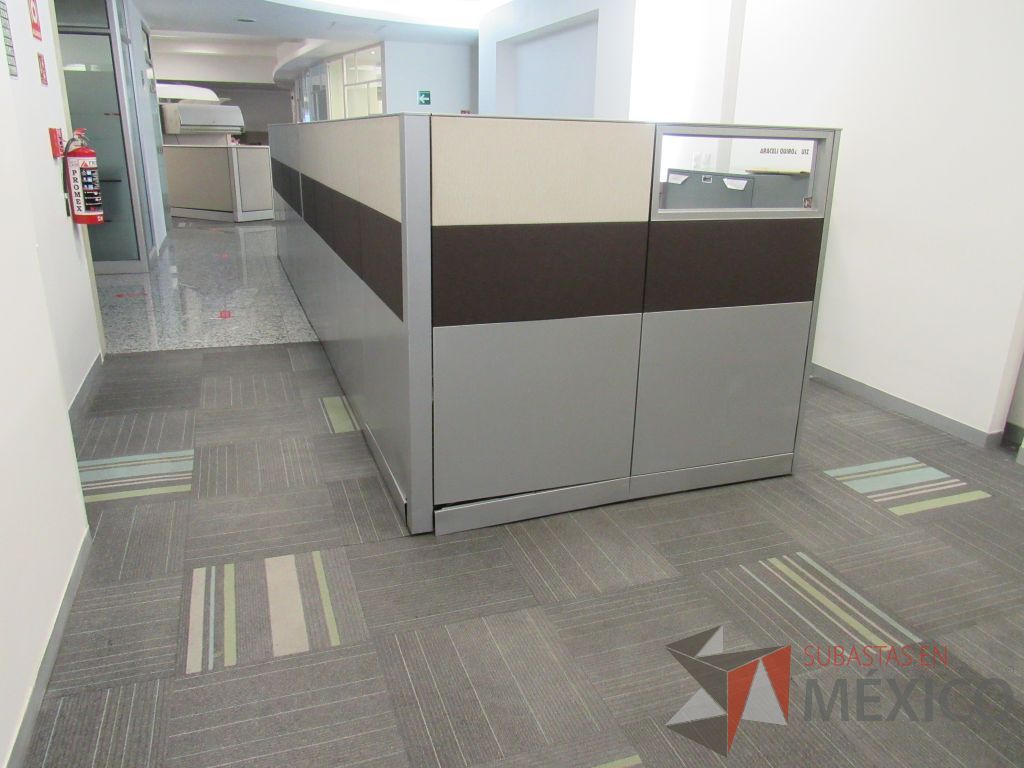 Lote 097 - Estación de trabajo de mampara metálica color beige para 4 personas con 4 gabinetes metálicos altos de 3 cajones 1 puerta - Imagen 3