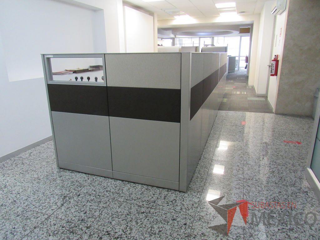 Lote 097 - Estación de trabajo de mampara metálica color beige para 4 personas con 4 gabinetes metálicos altos de 3 cajones 1 puerta - Imagen 4