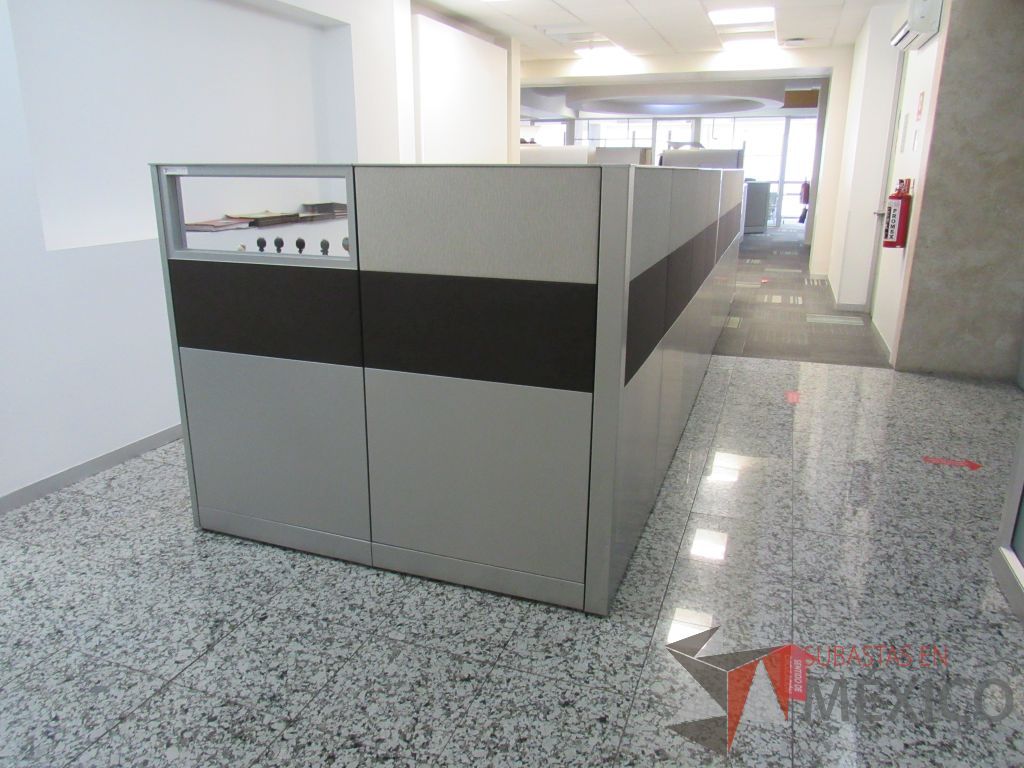 Lote 097 - Estación de trabajo de mampara metálica color beige para 4 personas con 4 gabinetes metálicos altos de 3 cajones 1 puerta - Imagen 5