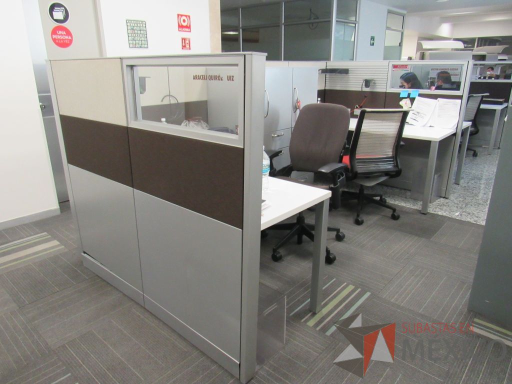 Lote 097 - Estación de trabajo de mampara metálica color beige para 4 personas con 4 gabinetes metálicos altos de 3 cajones 1 puerta - Imagen 6