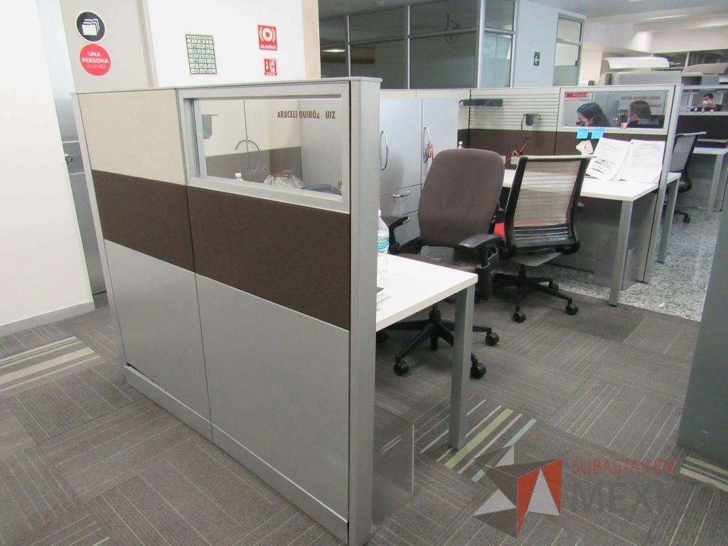 Lote 097 - Estación de trabajo de mampara metálica color beige para 4 personas con 4 gabinetes metálicos altos de 3 cajones 1 puerta