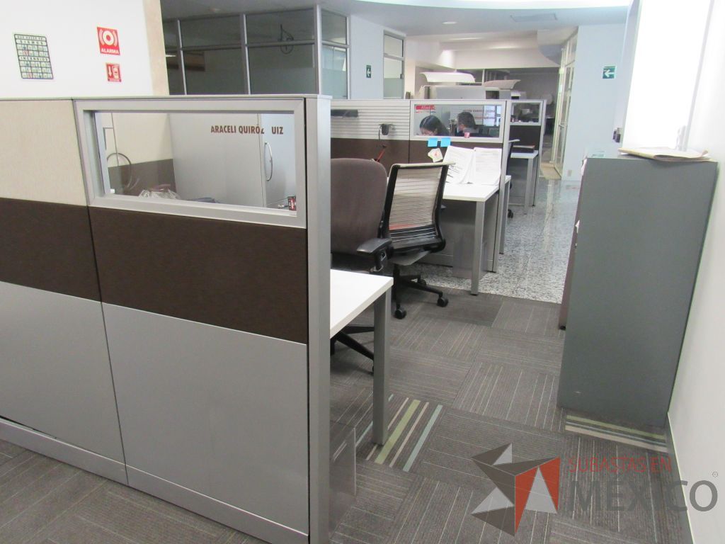 Lote 097 - Estación de trabajo de mampara metálica color beige para 4 personas con 4 gabinetes metálicos altos de 3 cajones 1 puerta - Imagen 7