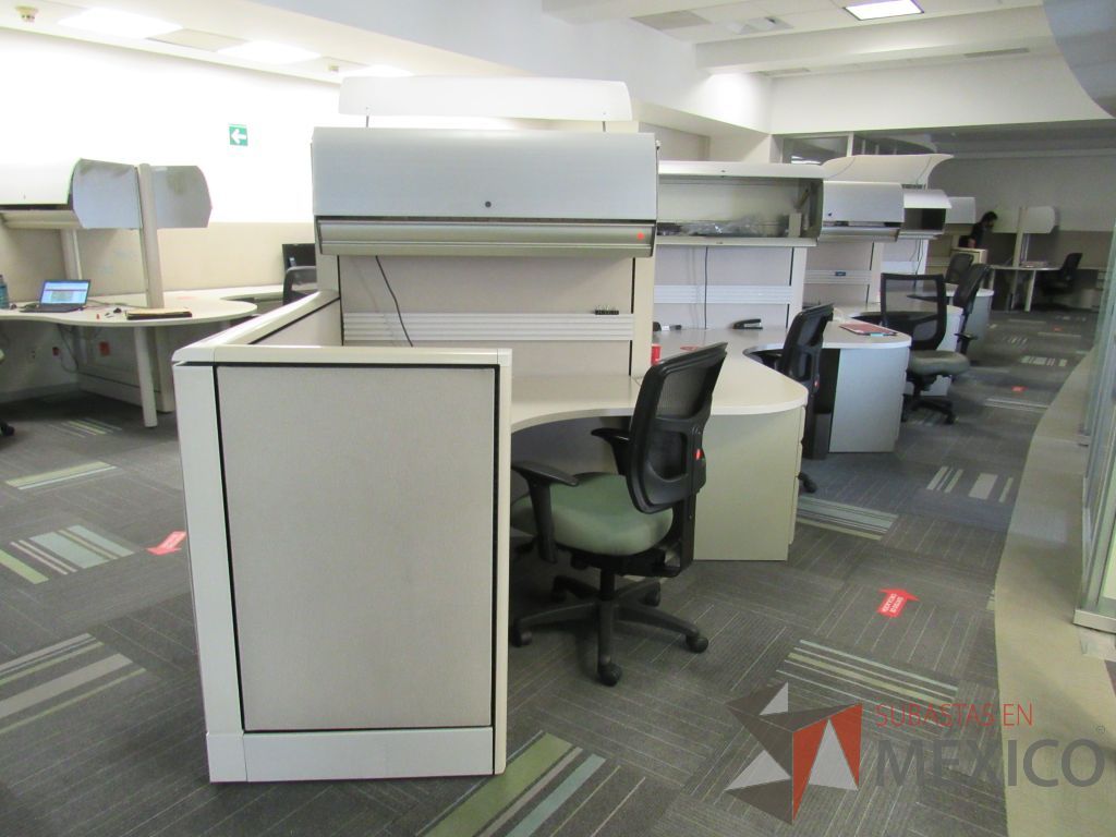Lote 100 - Estación de trabajo de mampara alta color beige para 9 personas con 9 gavetas y 9 archiveros de pedestal de 3 cajones - Imagen 2