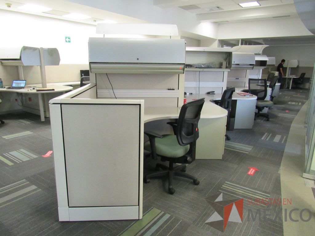 Lote 100 - Estación de trabajo de mampara alta color beige para 9 personas con 9 gavetas y 9 archiveros de pedestal de 3 cajones - Imagen 3