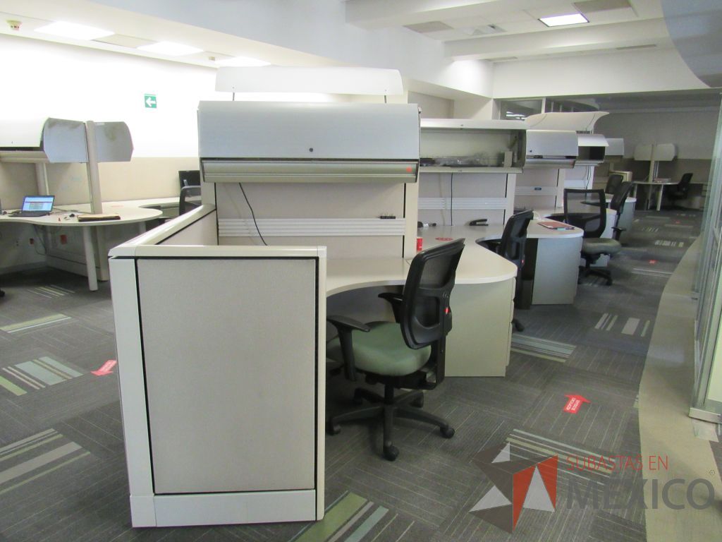 Lote 100 - Estación de trabajo de mampara alta color beige para 9 personas con 9 gavetas y 9 archiveros de pedestal de 3 cajones - Imagen 4