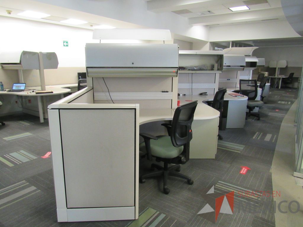 Lote 100 - Estación de trabajo de mampara alta color beige para 9 personas con 9 gavetas y 9 archiveros de pedestal de 3 cajones - Imagen 5