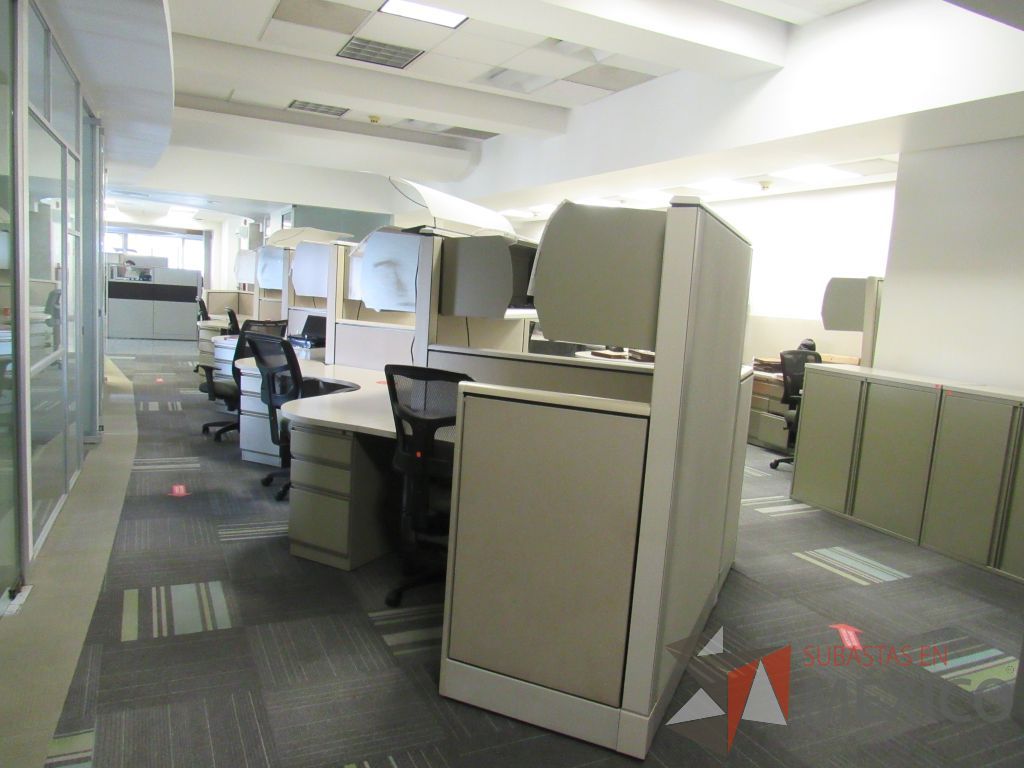Lote 100 - Estación de trabajo de mampara alta color beige para 9 personas con 9 gavetas y 9 archiveros de pedestal de 3 cajones - Imagen 6