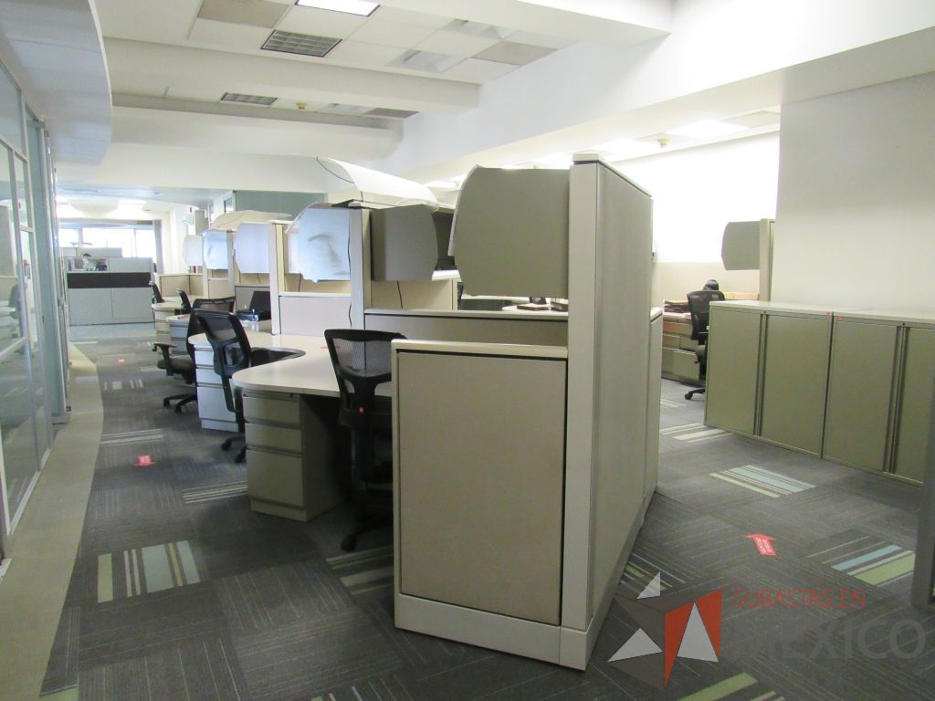 Lote 100 - Estación de trabajo de mampara alta color beige para 9 personas con 9 gavetas y 9 archiveros de pedestal de 3 cajones - Imagen 7