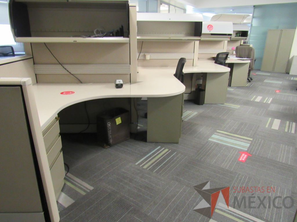 Lote 100 - Estación de trabajo de mampara alta color beige para 9 personas con 9 gavetas y 9 archiveros de pedestal de 3 cajones - Imagen 8