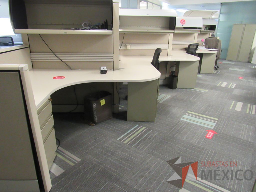 Lote 100 - Estación de trabajo de mampara alta color beige para 9 personas con 9 gavetas y 9 archiveros de pedestal de 3 cajones - Imagen 9