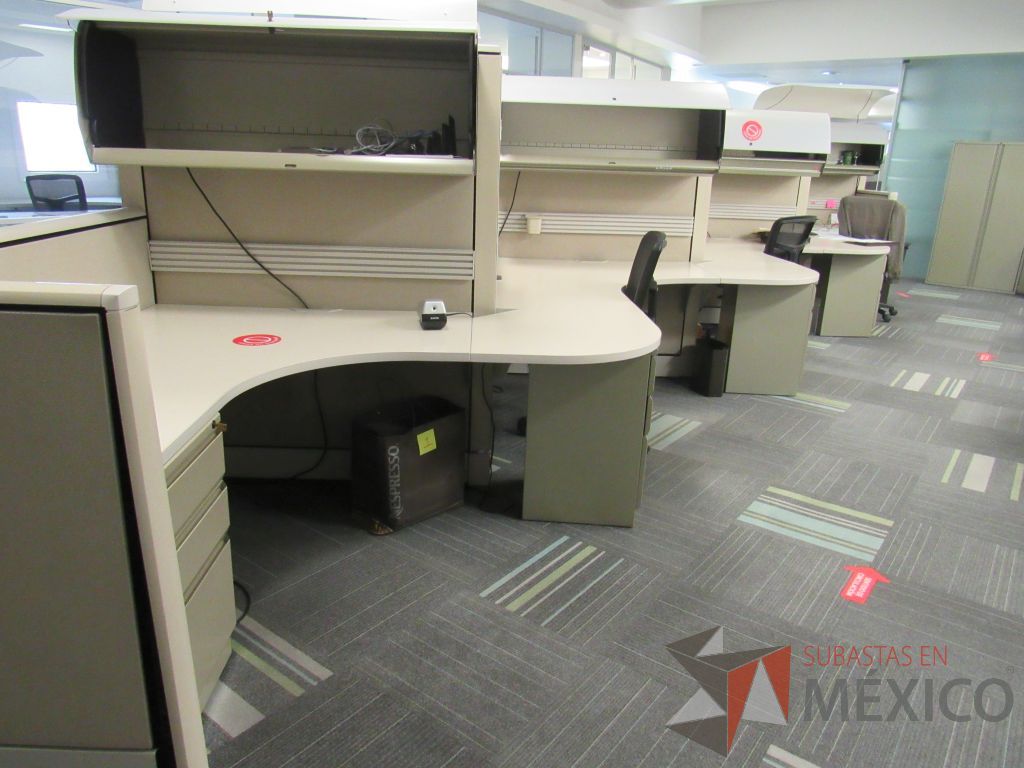 Lote 100 - Estación de trabajo de mampara alta color beige para 9 personas con 9 gavetas y 9 archiveros de pedestal de 3 cajones - Imagen 10