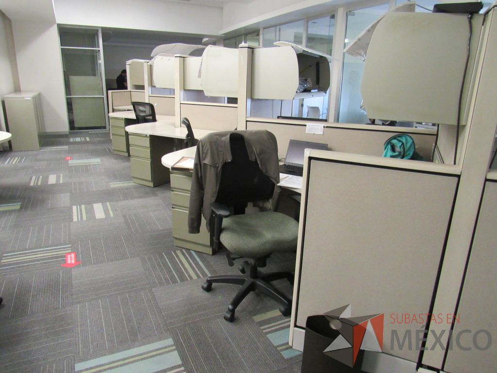 Lote 100 - Estación de trabajo de mampara alta color beige para 9 personas con 9 gavetas y 9 archiveros de pedestal de 3 cajones - Imagen 11