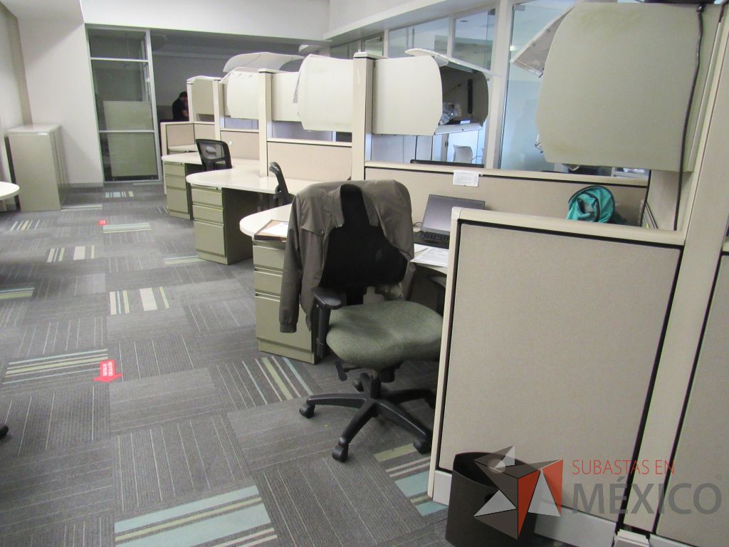 Lote 100 - Estación de trabajo de mampara alta color beige para 9 personas con 9 gavetas y 9 archiveros de pedestal de 3 cajones - Imagen 12