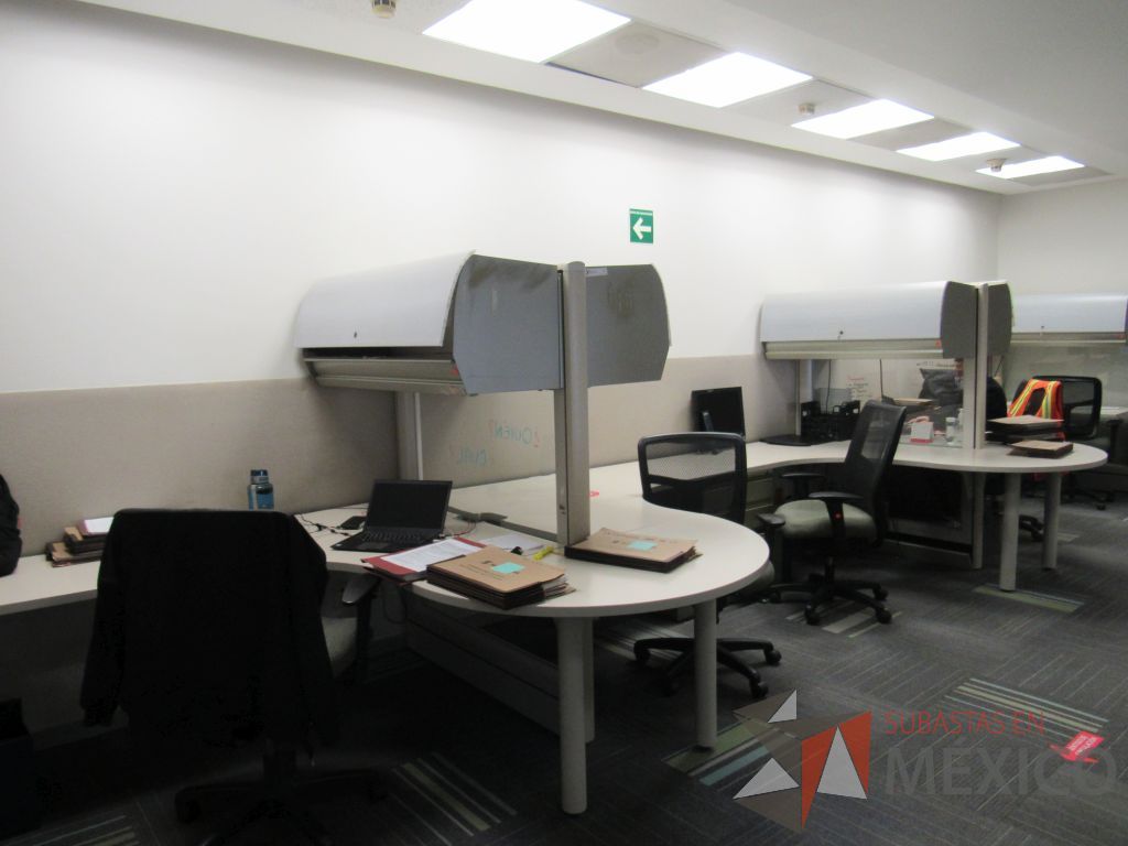 Lote 101 - Estación de trabajo de mampara alta color beige para 5 personas con 5 gavetas y 5 archiveros de pedestal de 3 cajones