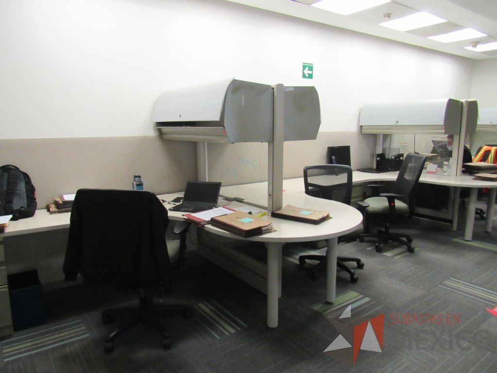 Lote 101 - Estación de trabajo de mampara alta color beige para 5 personas con 5 gavetas y 5 archiveros de pedestal de 3 cajones - Imagen 9