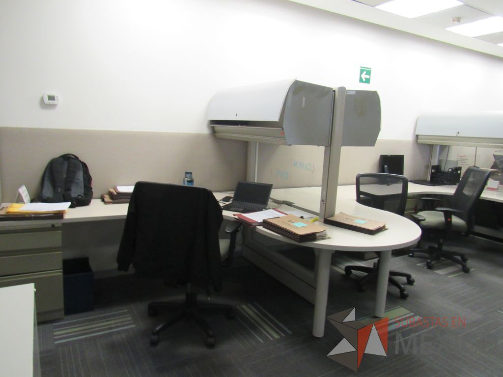 Lote 101 - Estación de trabajo de mampara alta color beige para 5 personas con 5 gavetas y 5 archiveros de pedestal de 3 cajones - Imagen 10