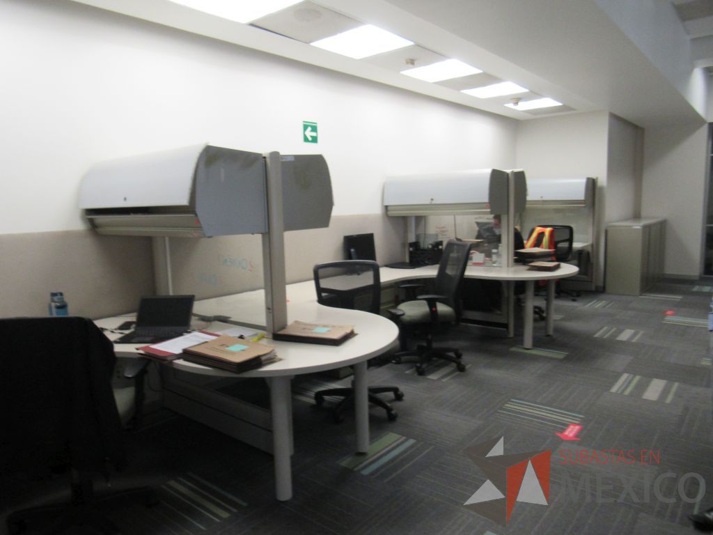 Lote 101 - Estación de trabajo de mampara alta color beige para 5 personas con 5 gavetas y 5 archiveros de pedestal de 3 cajones - Imagen 11