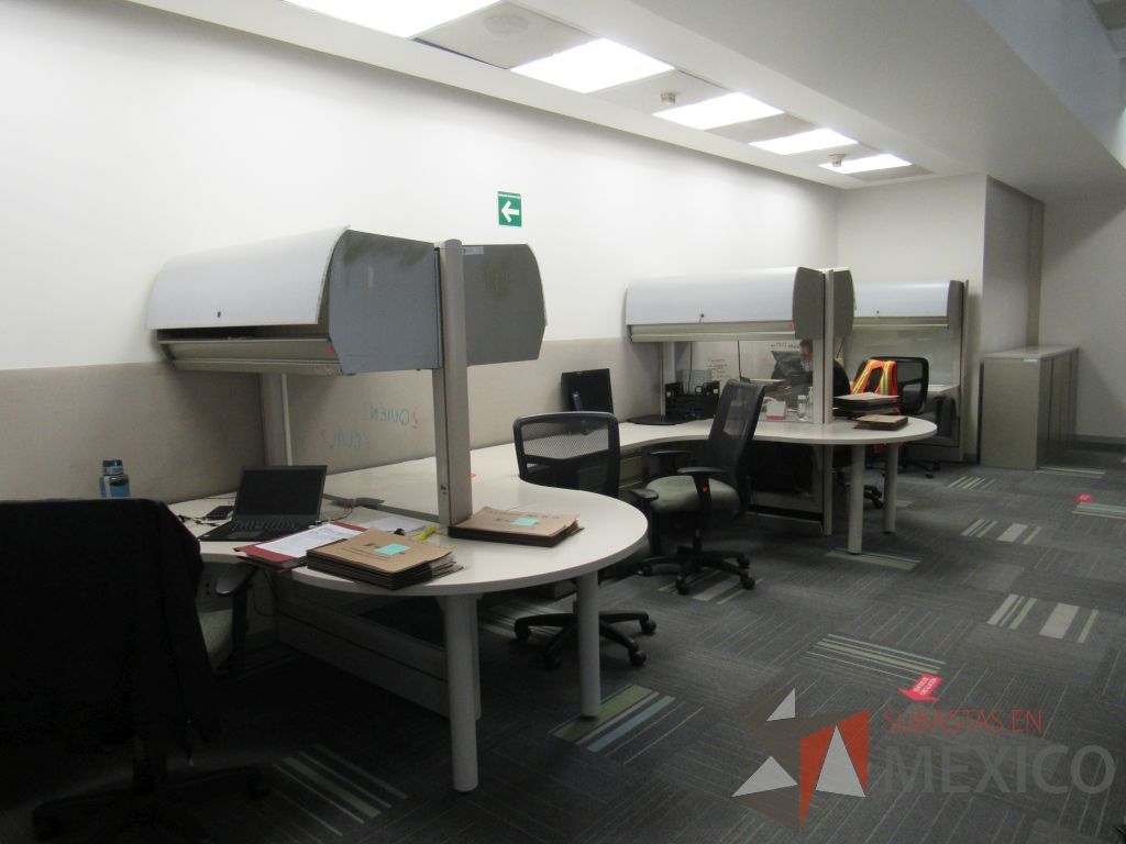 Lote 101 - Estación de trabajo de mampara alta color beige para 5 personas con 5 gavetas y 5 archiveros de pedestal de 3 cajones - Imagen 12