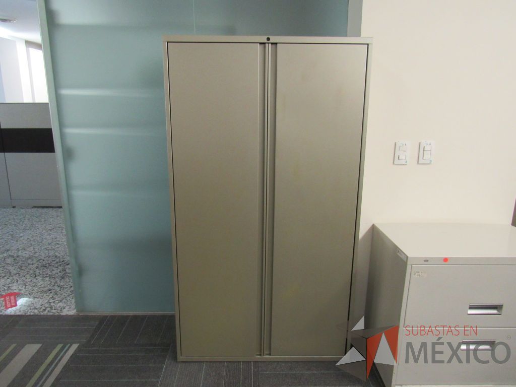 Lote 102 - 4 Gabinetes metálicos altos con 2 puertas color verde y 3 entrepaños color negro - Imagen 6
