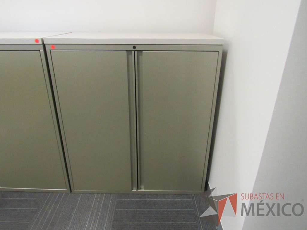 Lote 104 - 2 Gabinetes metálicos altos con 2 puertas color verde y 2 entrepaños color negro - Imagen 8