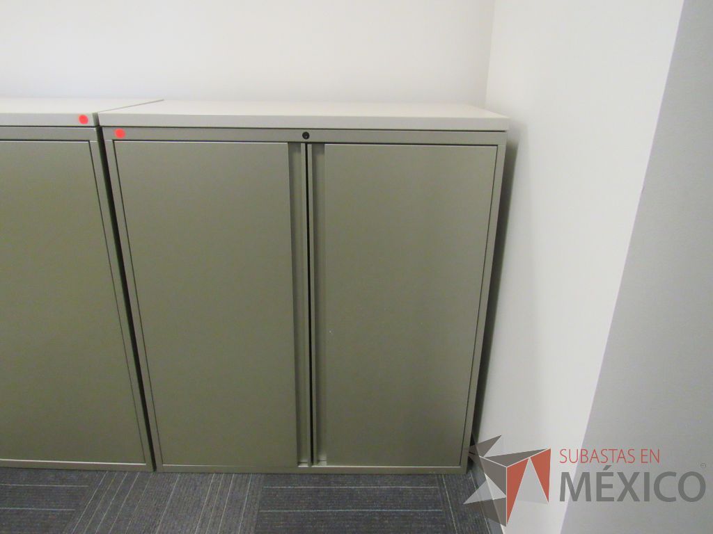 Lote 104 - 2 Gabinetes metálicos altos con 2 puertas color verde y 2 entrepaños color negro - Imagen 9