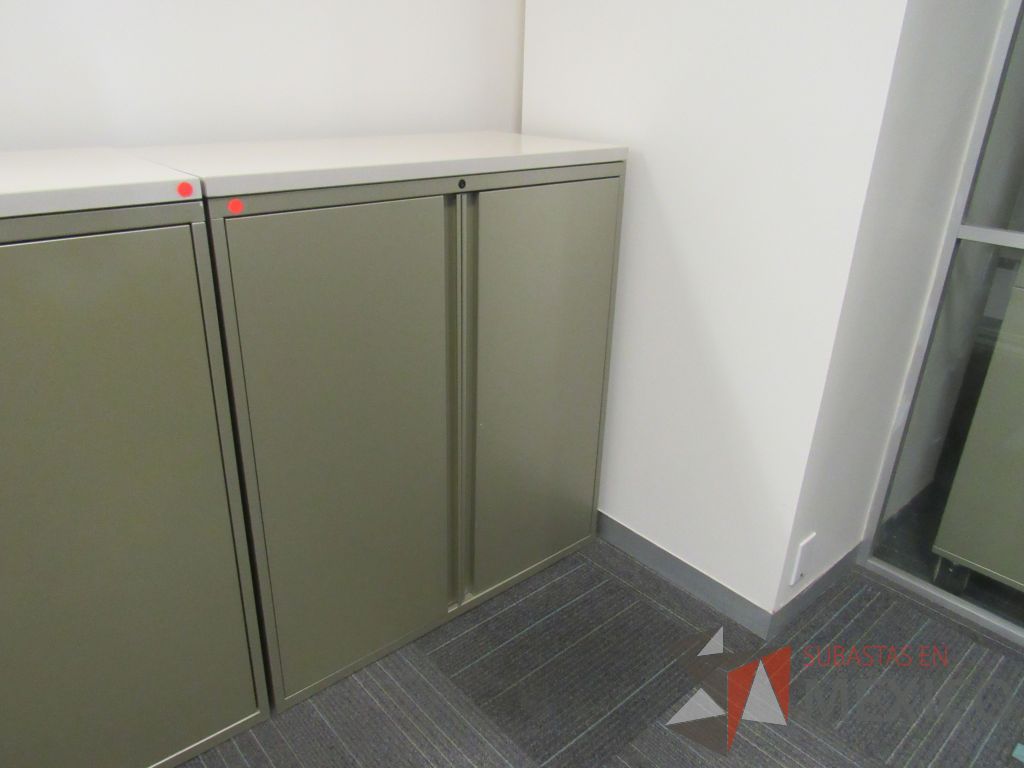 Lote 104 - 2 Gabinetes metálicos altos con 2 puertas color verde y 2 entrepaños color negro - Imagen 11