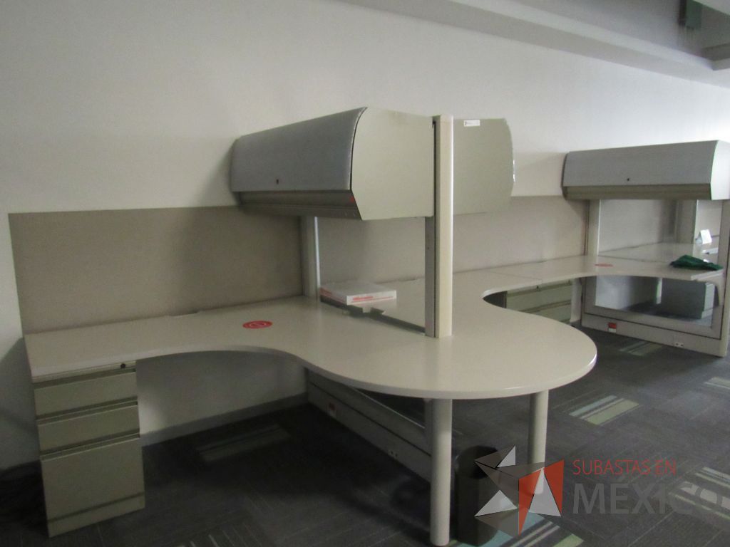 Lote 105 - Estación de trabajo de mampara alta con vidrio al medio para 4 personas con 4 gavetas y 4 archiveros de pedestal de 3 cajones