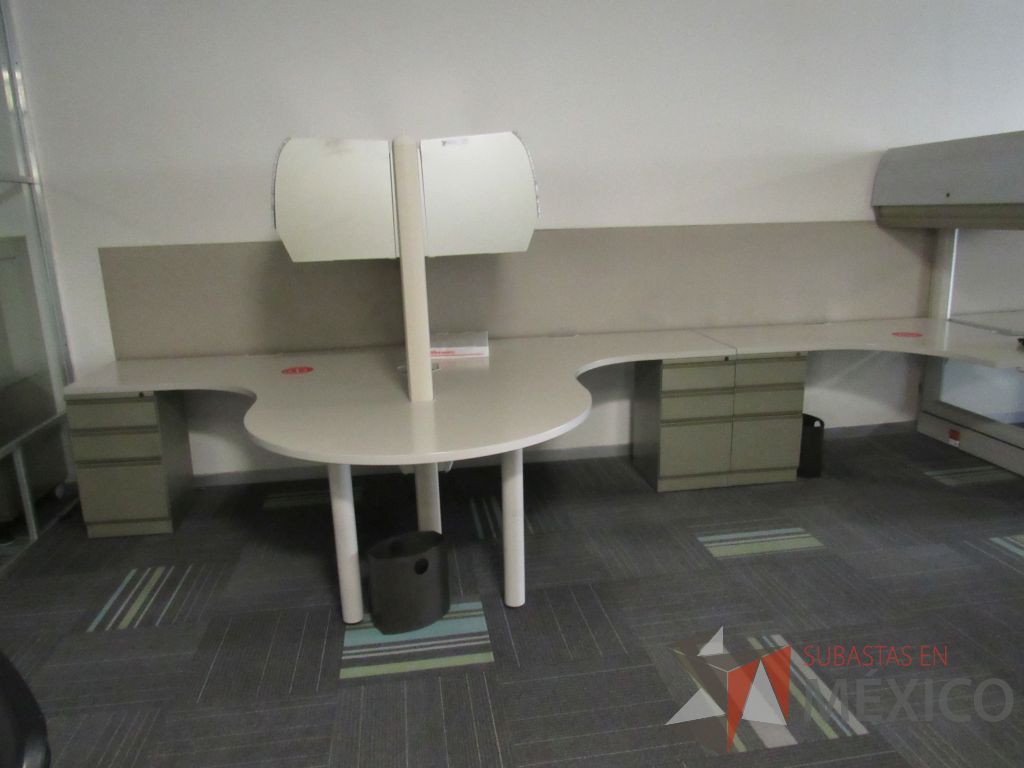 Lote 105 - Estación de trabajo de mampara alta con vidrio al medio para 4 personas con 4 gavetas y 4 archiveros de pedestal de 3 cajones - Imagen 10