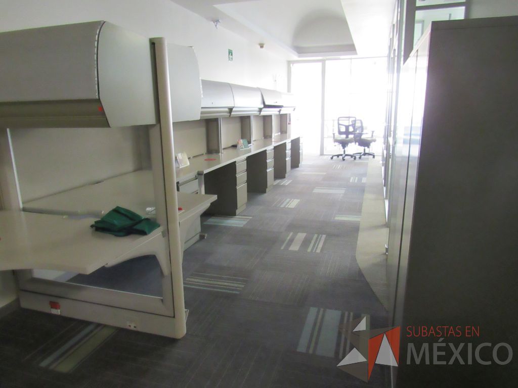 Lote 105 - Estación de trabajo de mampara alta con vidrio al medio para 4 personas con 4 gavetas y 4 archiveros de pedestal de 3 cajones - Imagen 11