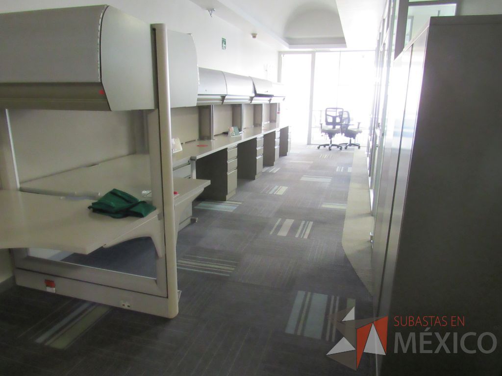Lote 105 - Estación de trabajo de mampara alta con vidrio al medio para 4 personas con 4 gavetas y 4 archiveros de pedestal de 3 cajones - Imagen 12