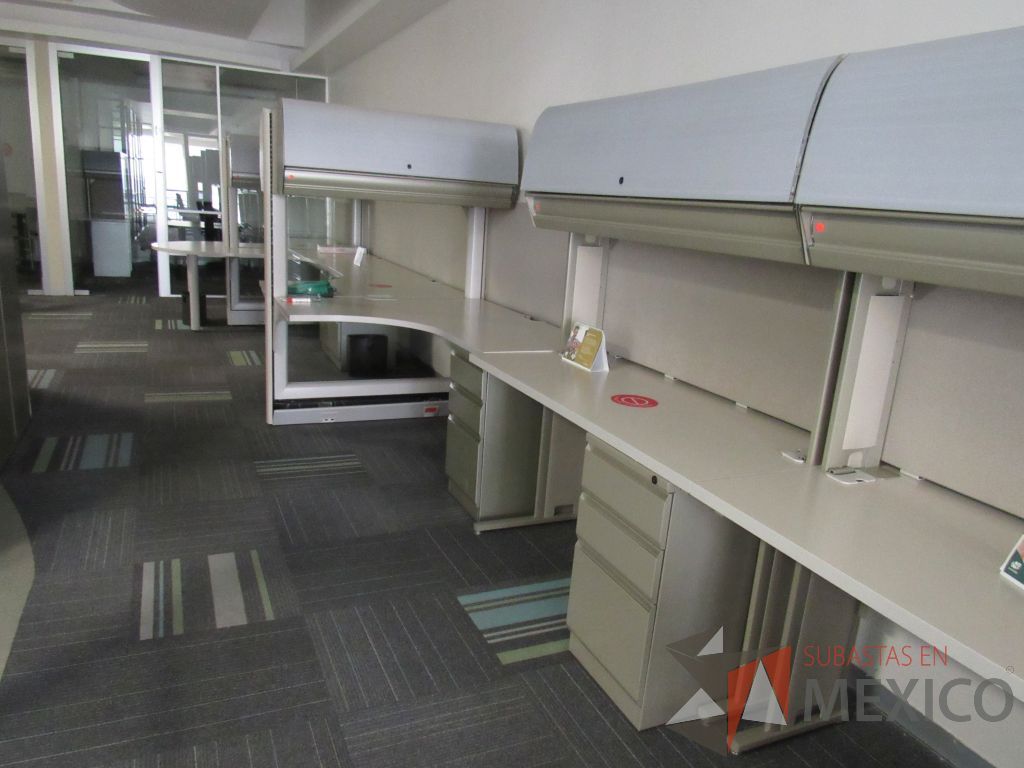 Lote 105 - Estación de trabajo de mampara alta con vidrio al medio para 4 personas con 4 gavetas y 4 archiveros de pedestal de 3 cajones - Imagen 13
