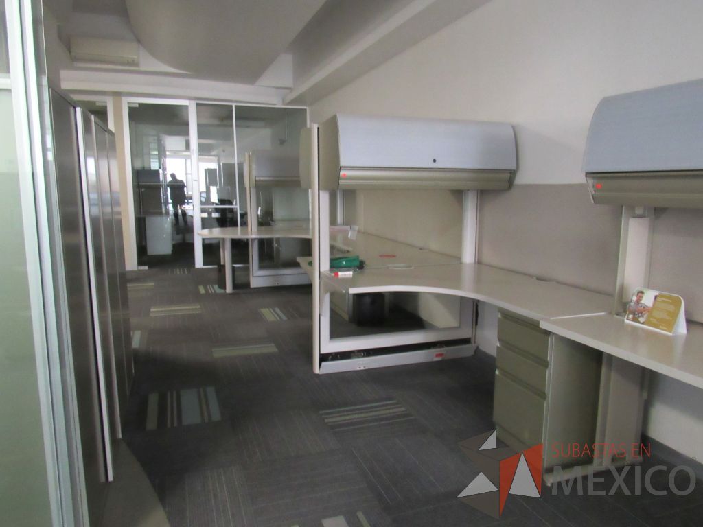 Lote 105 - Estación de trabajo de mampara alta con vidrio al medio para 4 personas con 4 gavetas y 4 archiveros de pedestal de 3 cajones - Imagen 14